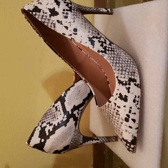 Torrid Grey Snakeskin Print Faux Leather Pointed Toe Pump - Picture 4 of 4